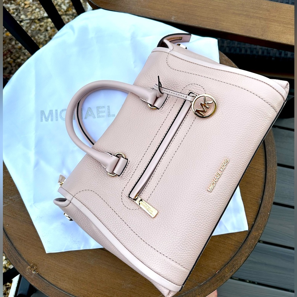 Michael Kors
Carine Large Pebbled
Leather bag